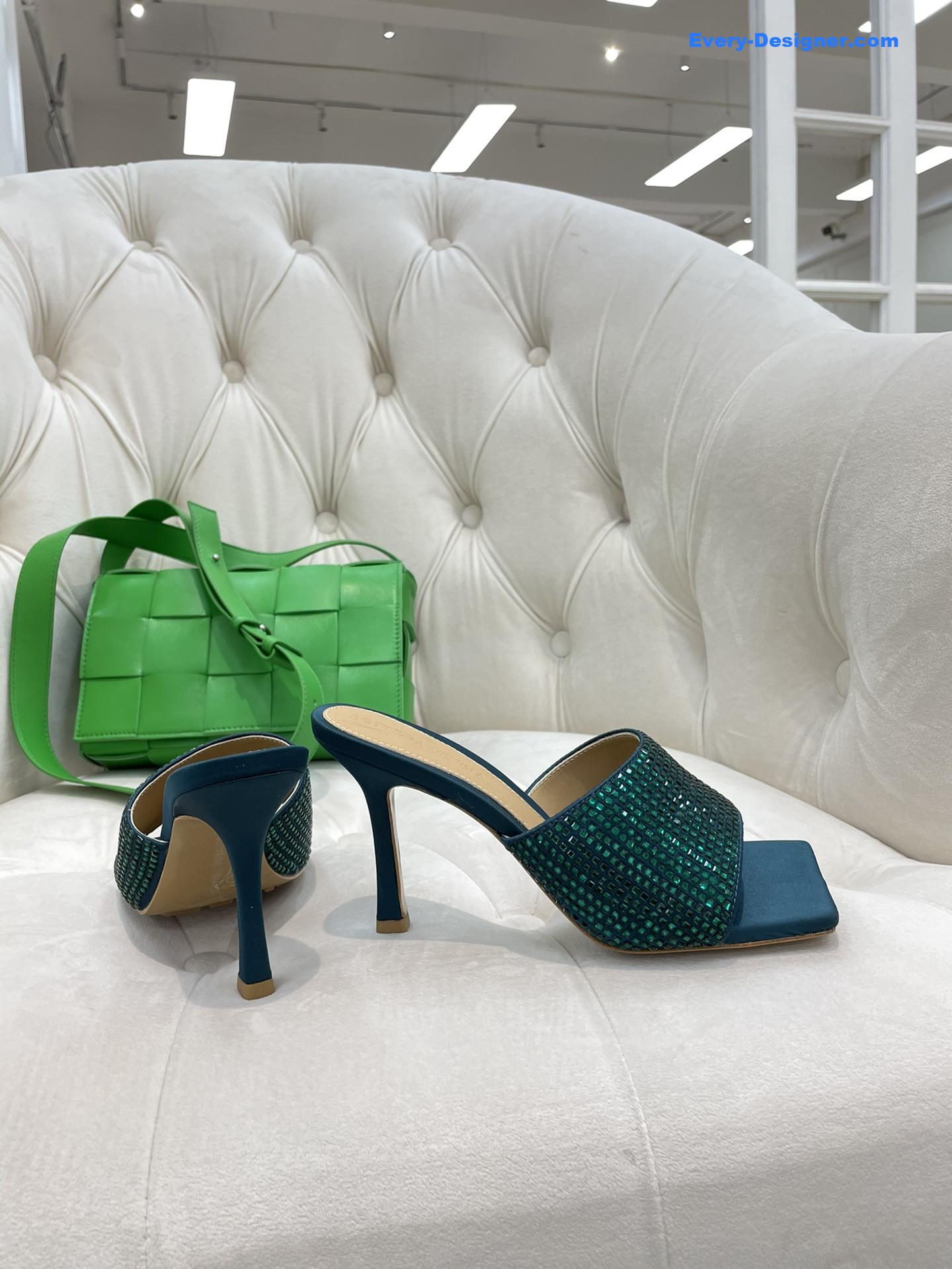 b0tt*ga ven*ta new square D1am0nd slippers