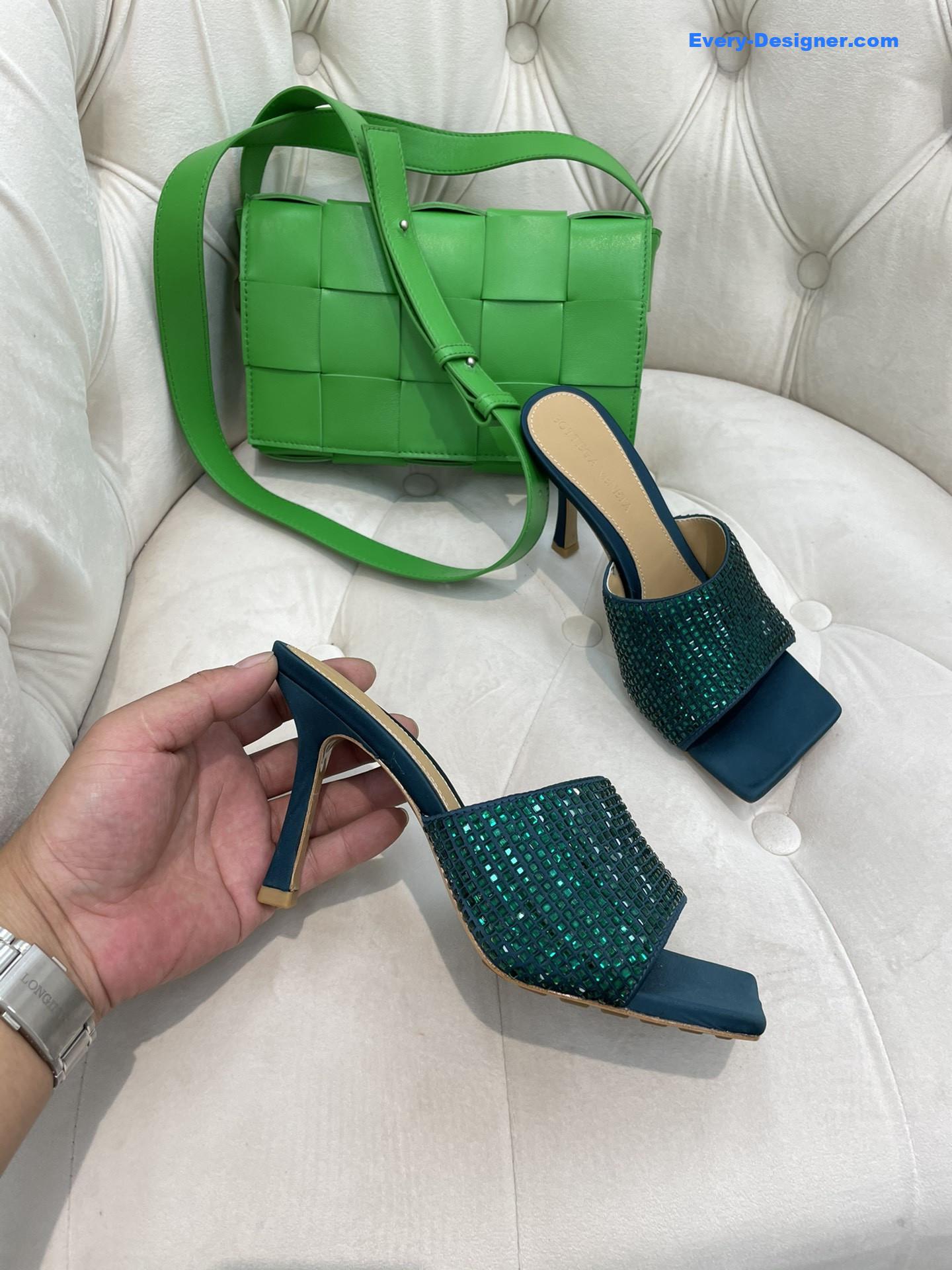 b0tt*ga ven*ta new square D1am0nd slippers