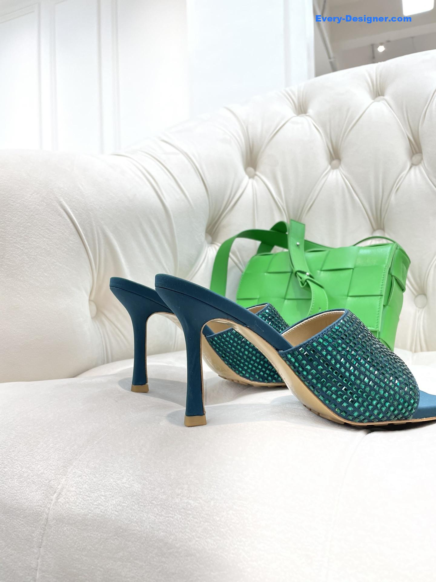 b0tt*ga ven*ta new square D1am0nd slippers