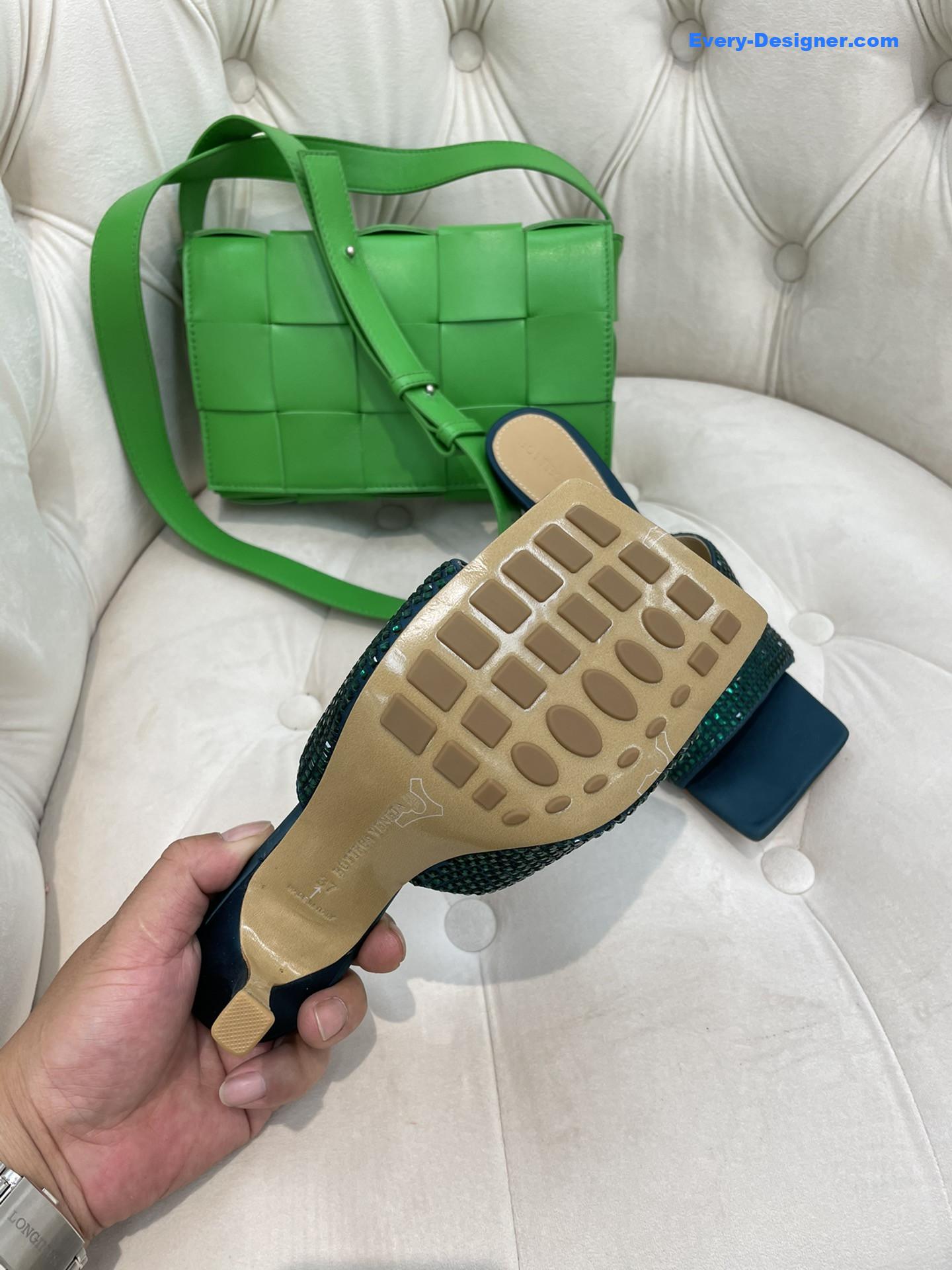 b0tt*ga ven*ta new square D1am0nd slippers