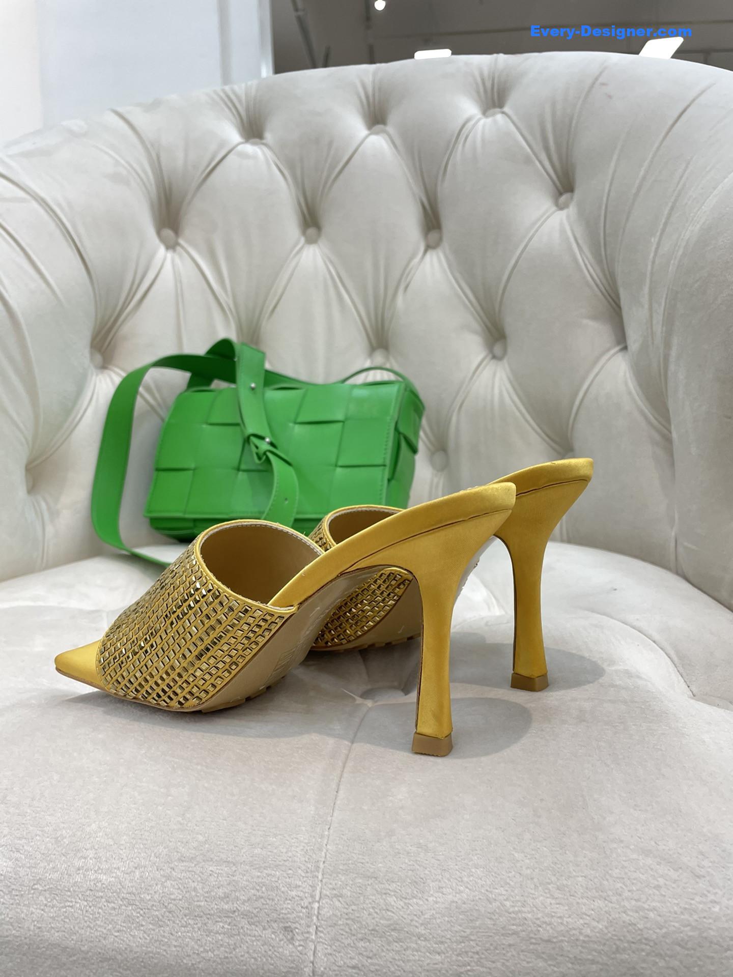 b0tt*ga ven*ta new square D1am0nd slippers