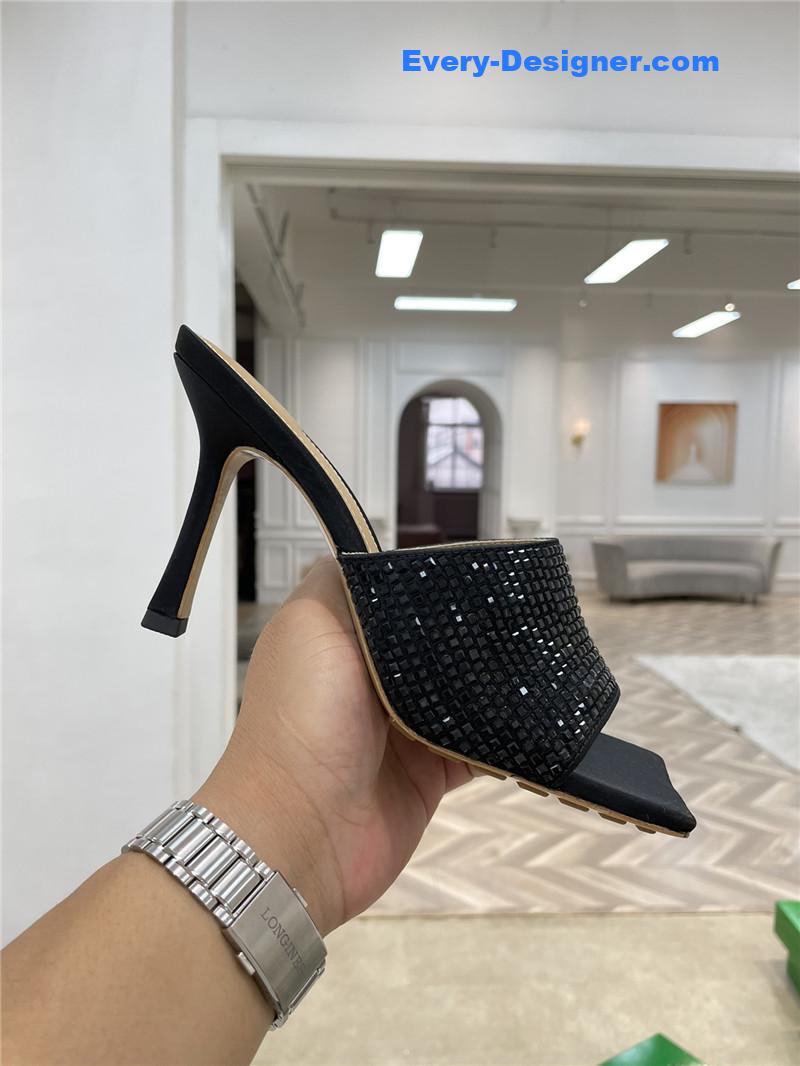 b0tt*ga ven*ta new square D1am0nd slippers