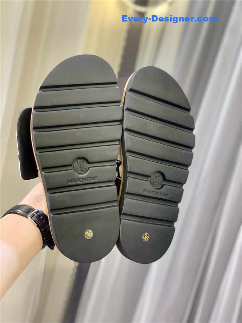 l0vis Vvtt0n lv couple slippers