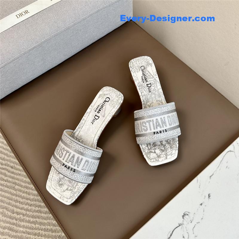 D10r logo embroidered slippers