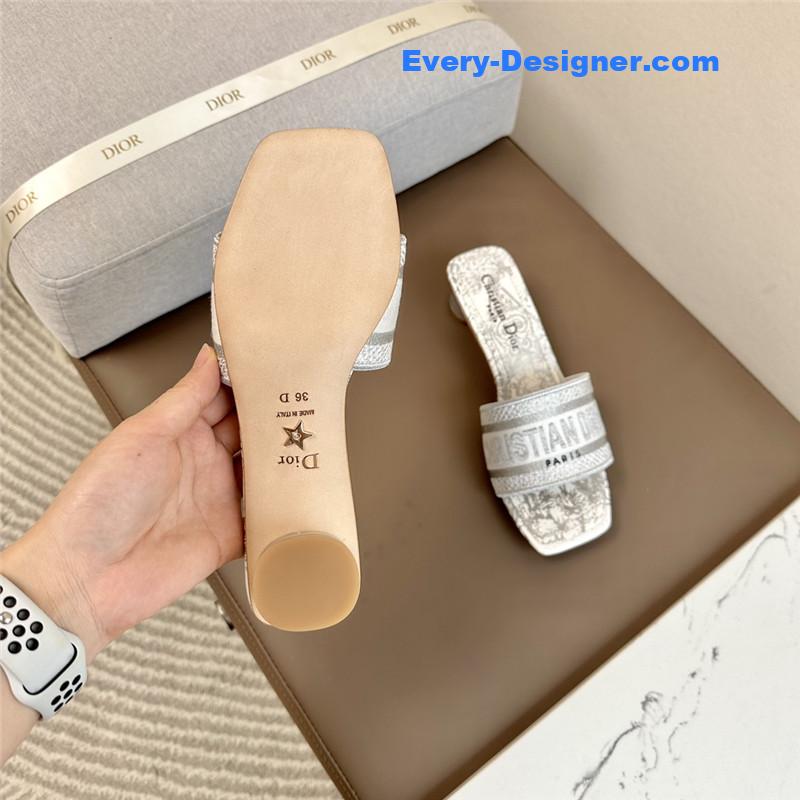 D10r logo embroidered slippers