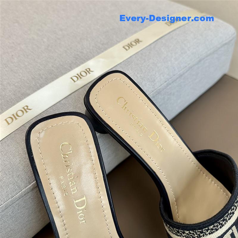 D10r logo embroidered slippers