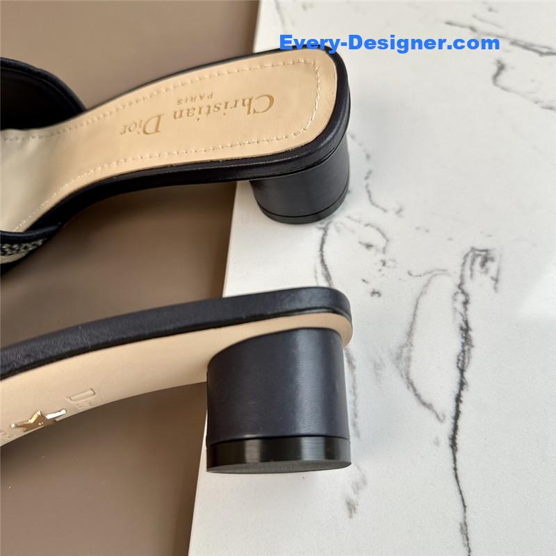 D10r logo embroidered slippers