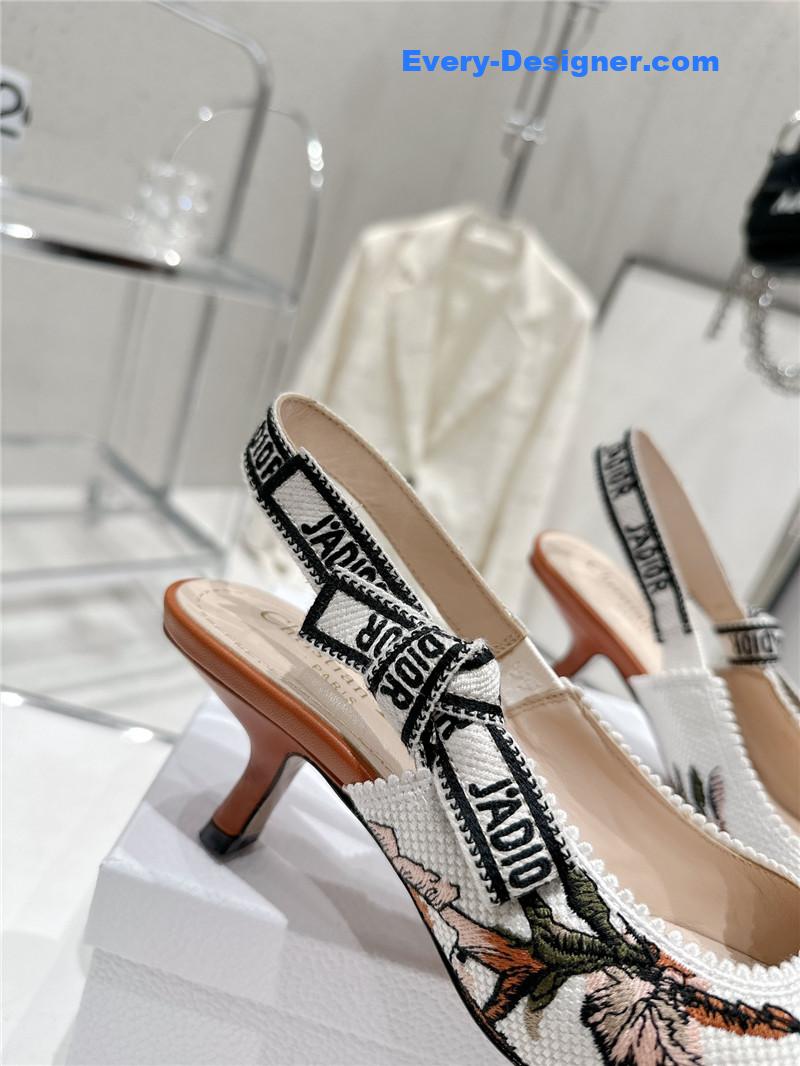 D10r kitten heel high heels