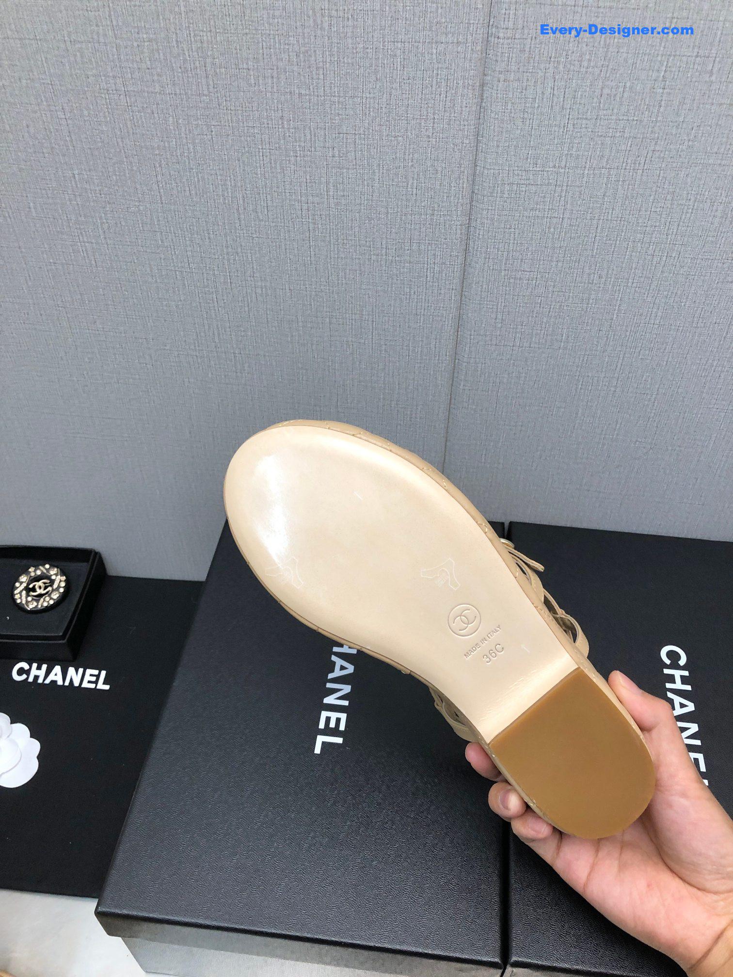 CC back metal logo sandals