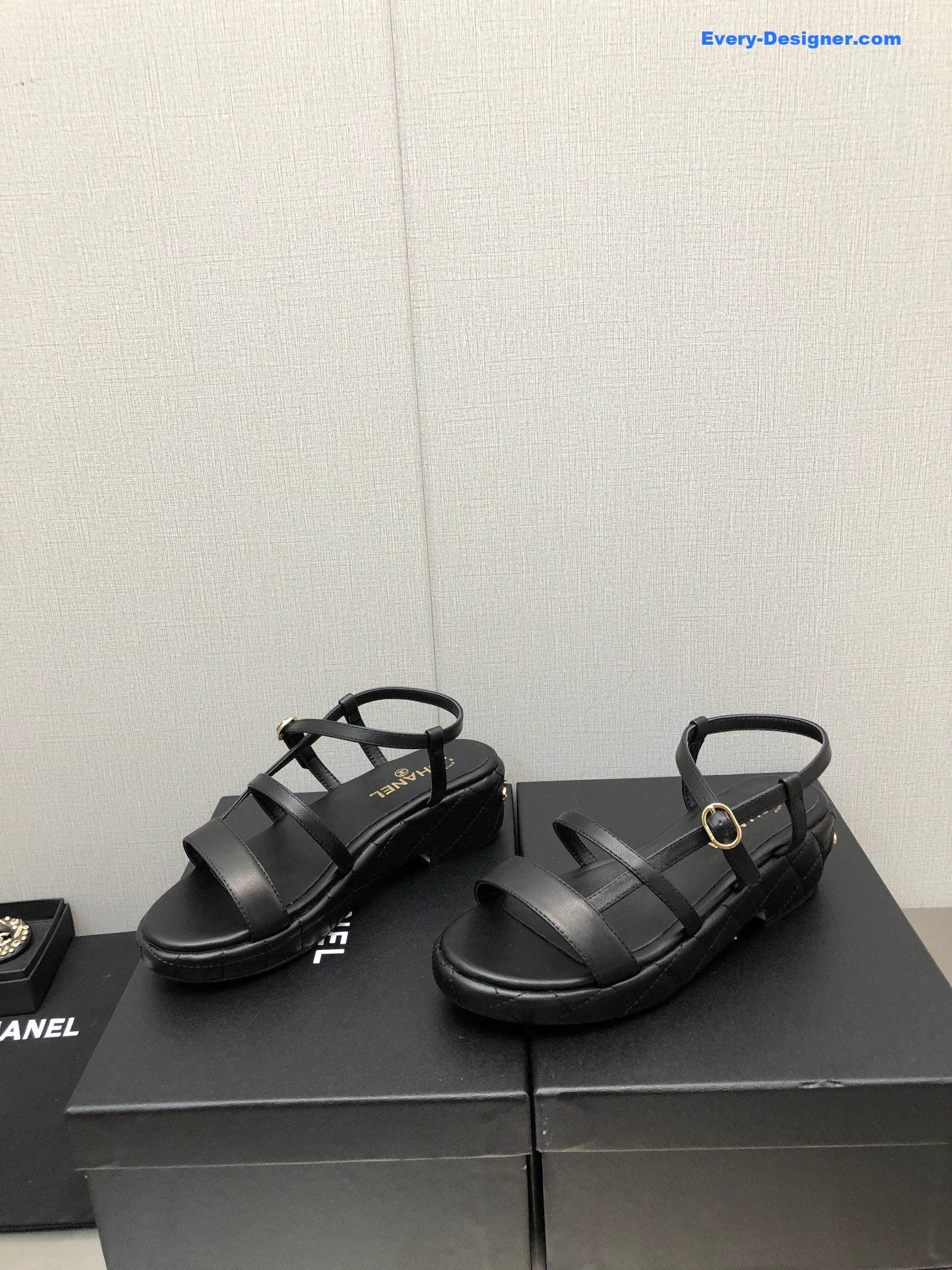 CC back metal logo sandals