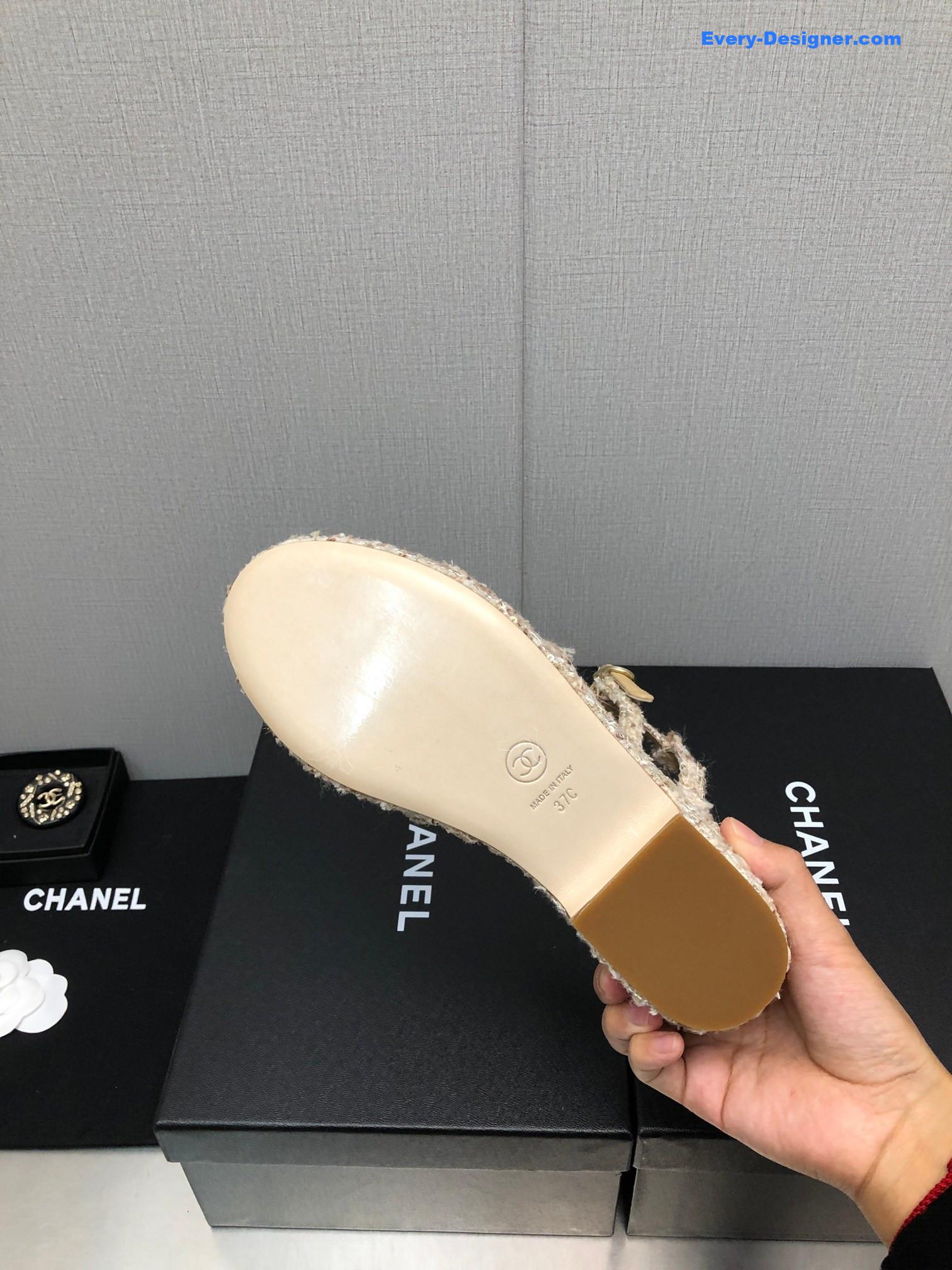 CC back metal logo sandals