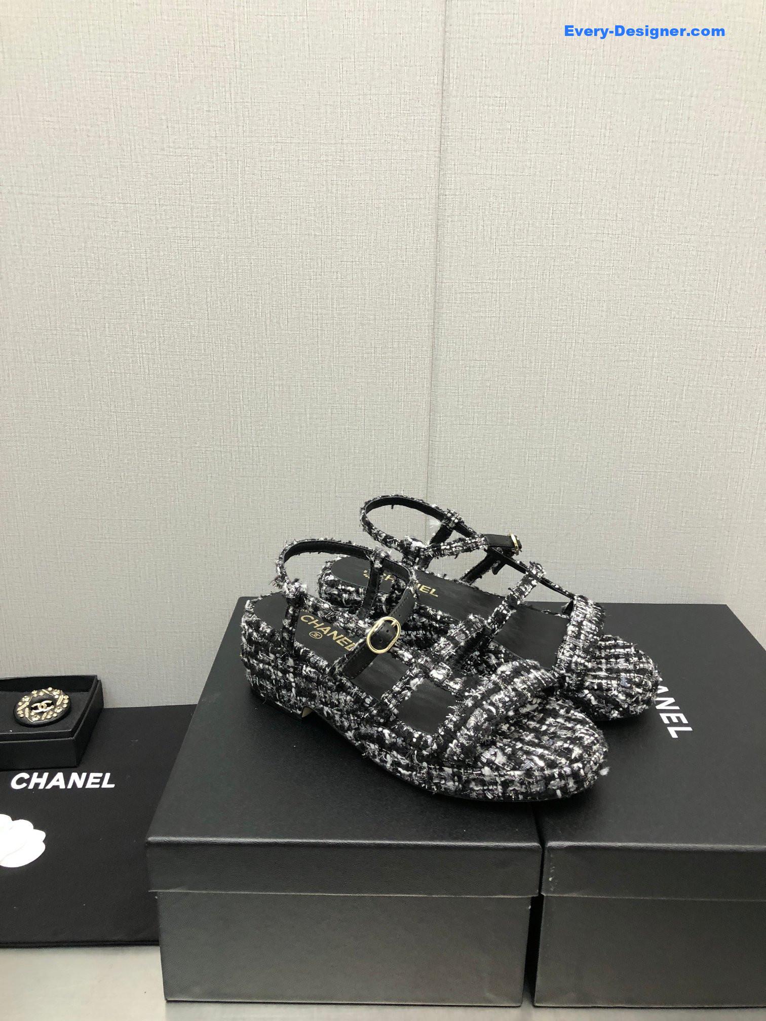 CC back metal logo sandals