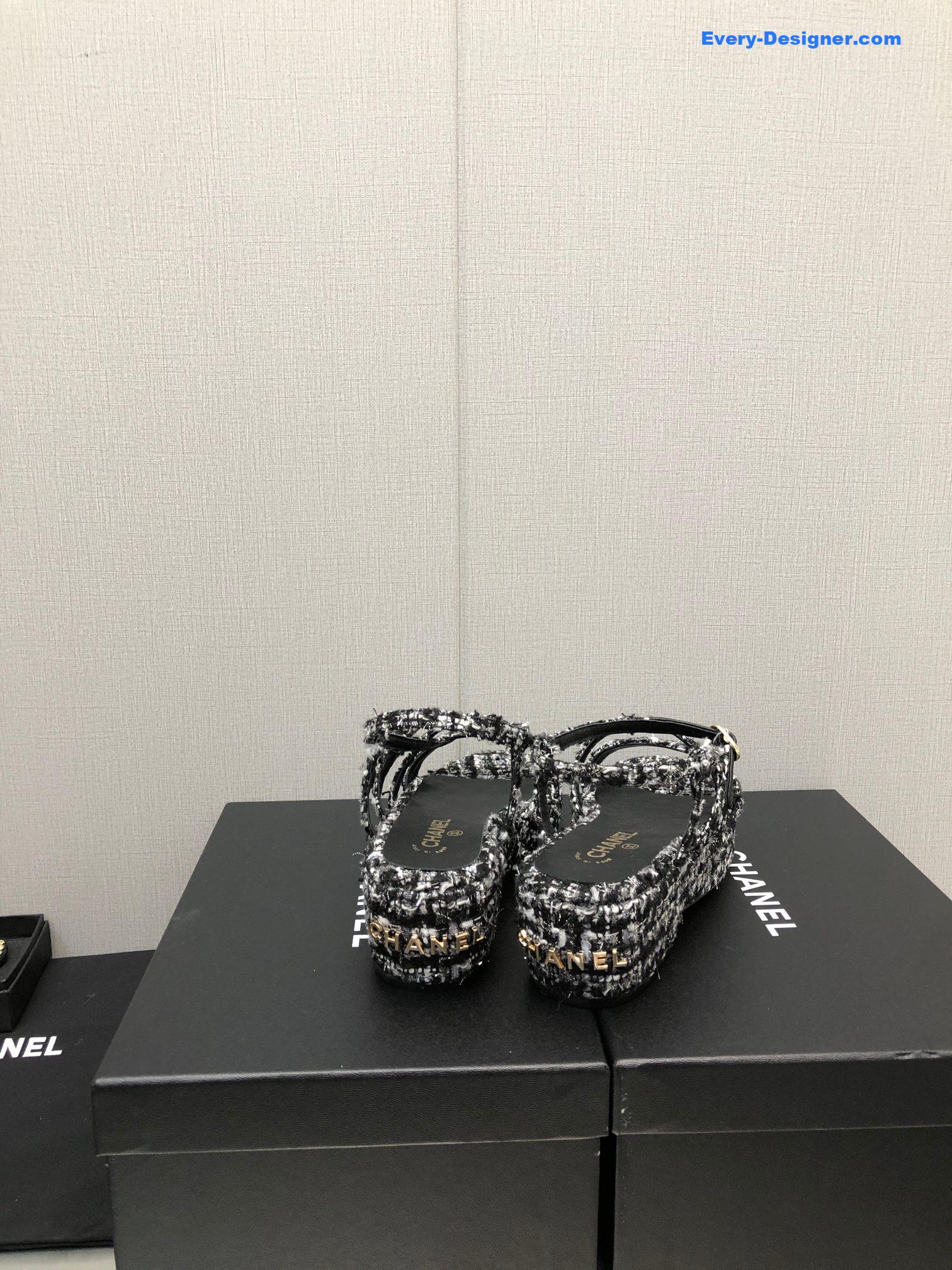 CC back metal logo sandals