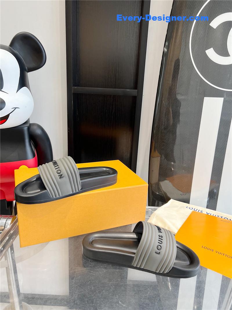 l0vis Vvtt0n lv couple slippers