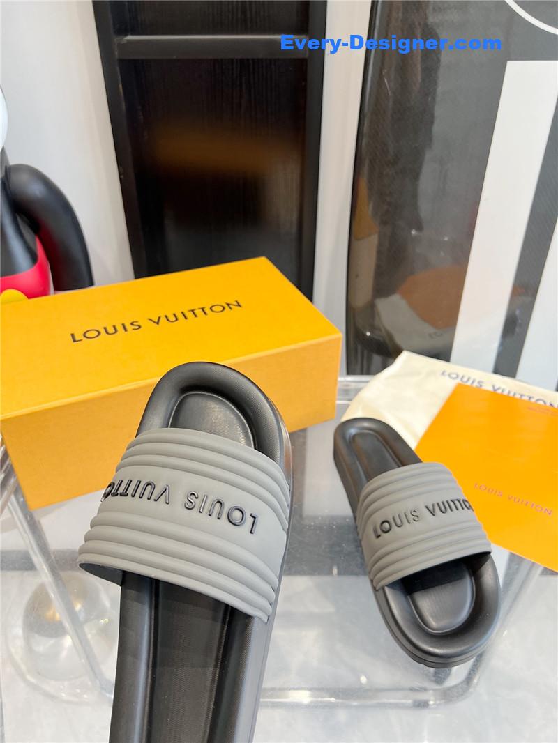 l0vis Vvtt0n lv couple slippers