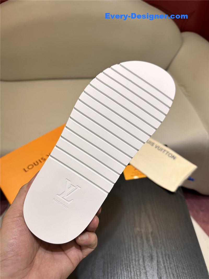 l0vis Vvtt0n lv sandals