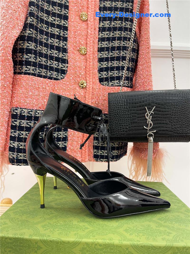 Gvc*1 metal heel pointed sandals