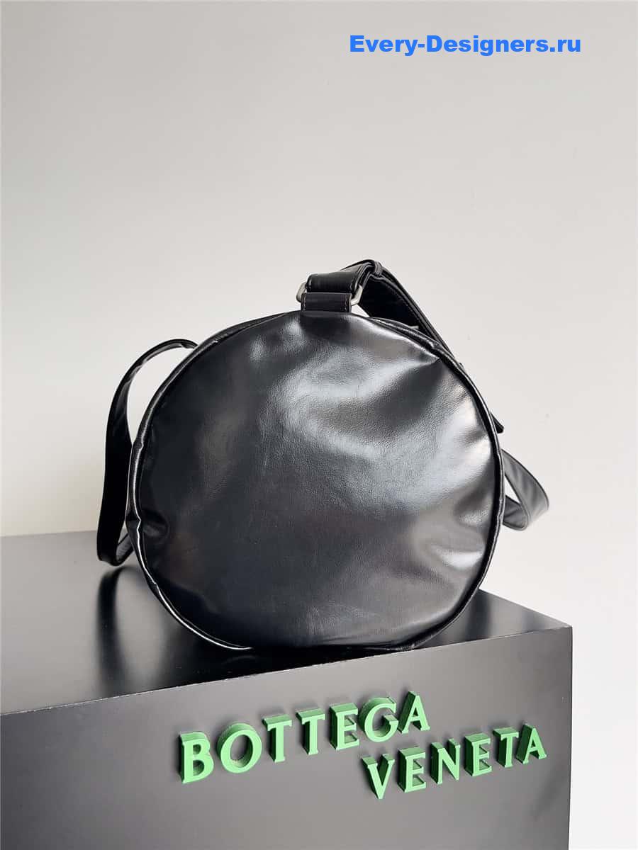 b0tt*ga Ven*ta leather travel bag in black