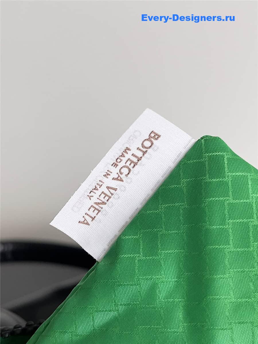 b0tt*ga Ven*ta leather travel bag in black