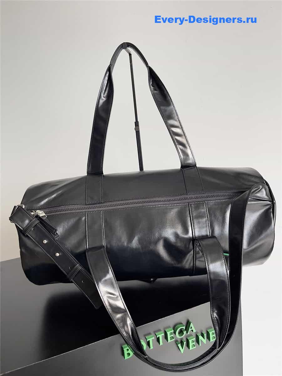 b0tt*ga Ven*ta leather travel bag in black