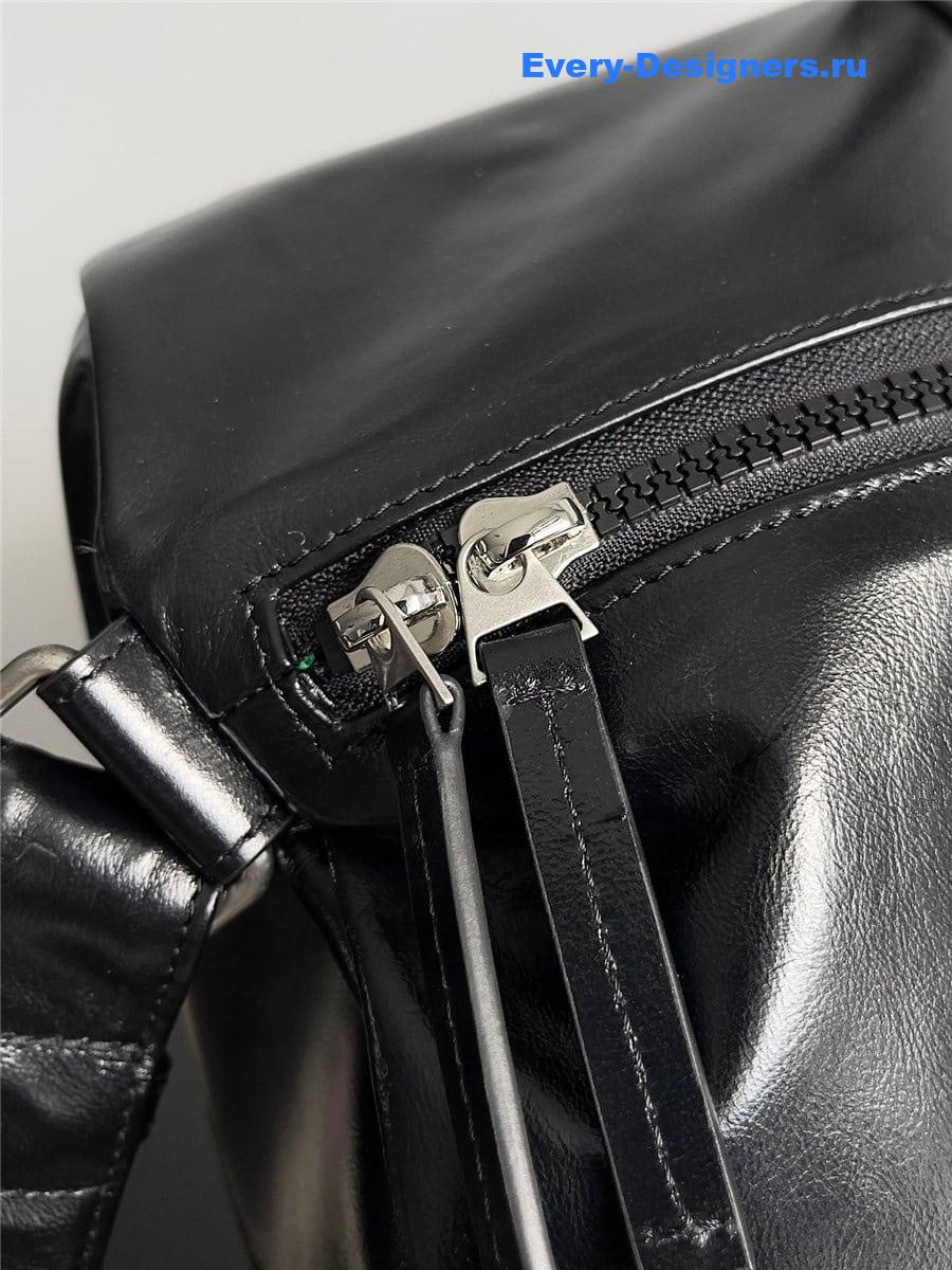 b0tt*ga Ven*ta leather travel bag in black