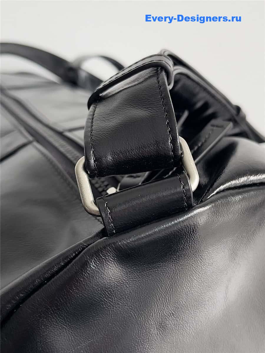 b0tt*ga Ven*ta leather travel bag in black