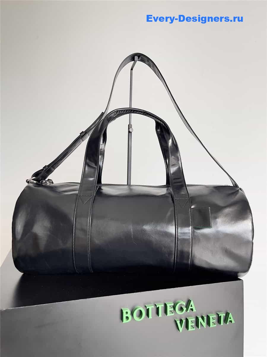 b0tt*ga Ven*ta leather travel bag in black