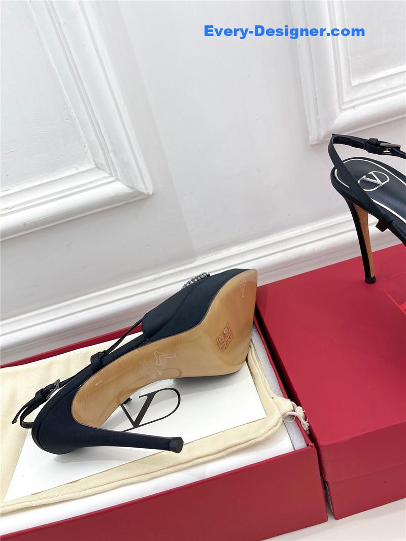 Va1e*ntin0 v buckle platform pumps