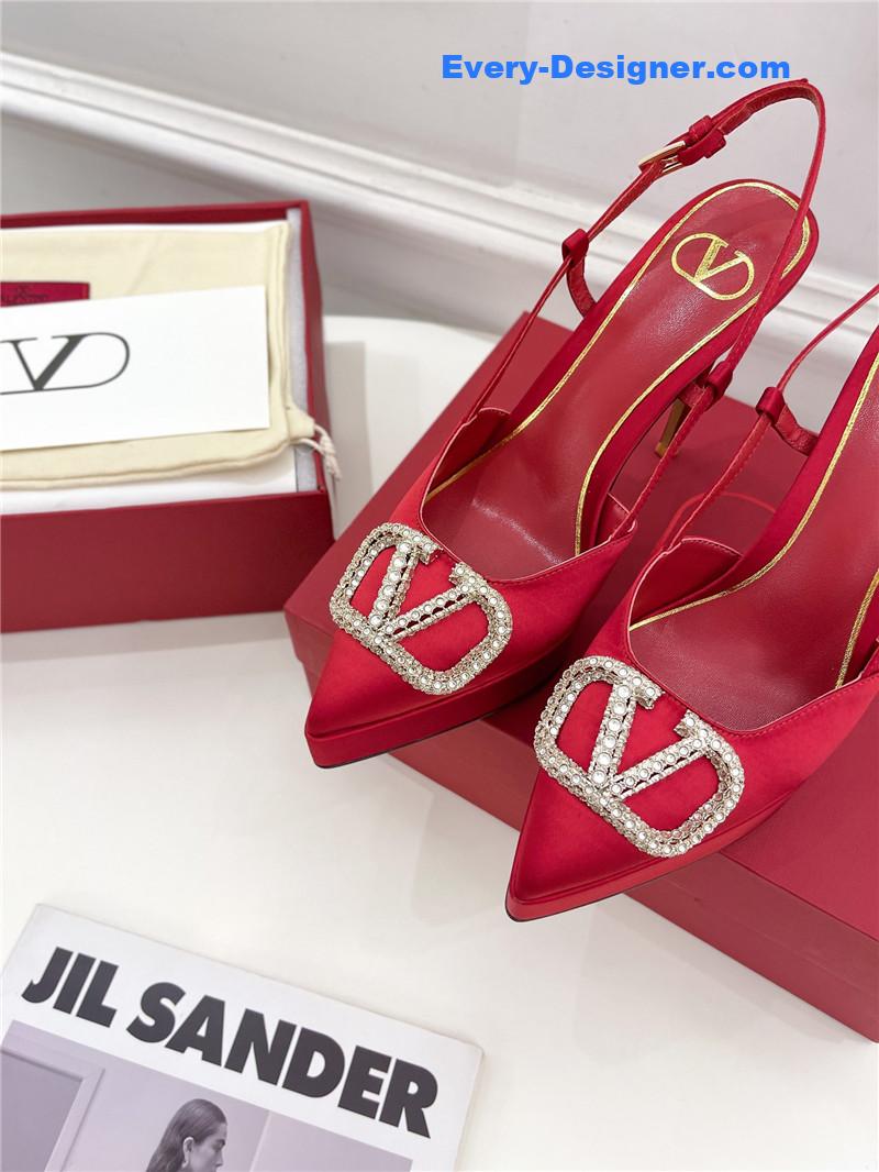 Va1e*ntin0 v buckle platform pumps