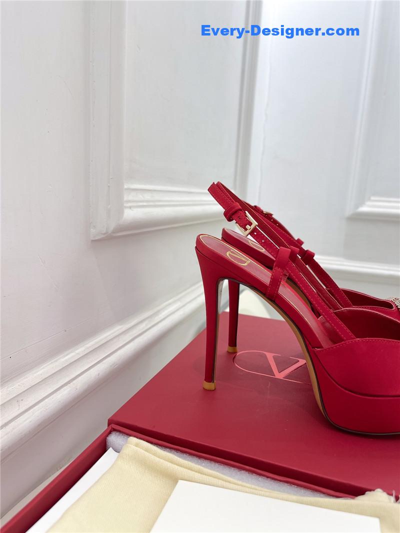 Va1e*ntin0 v buckle platform pumps