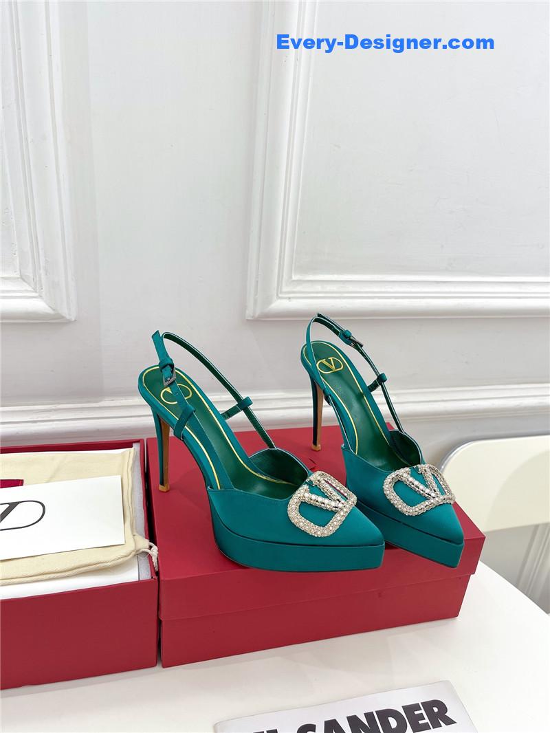 Va1e*ntin0 v buckle platform pumps