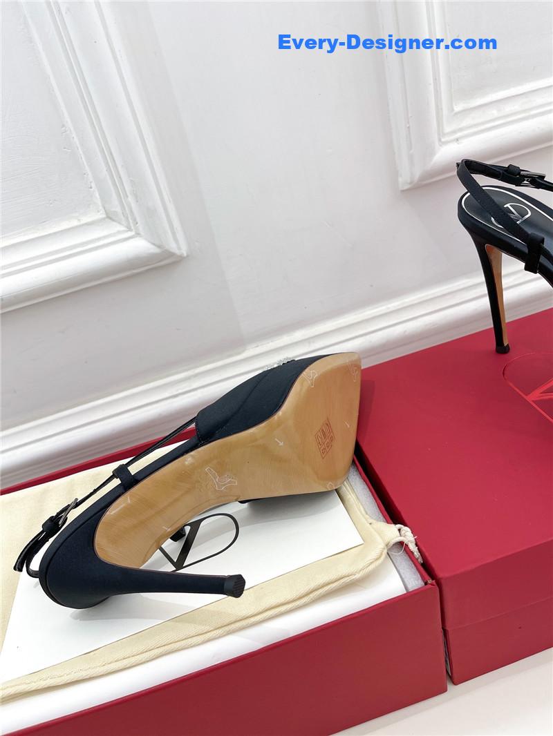 Va1e*ntin0 v buckle platform pumps