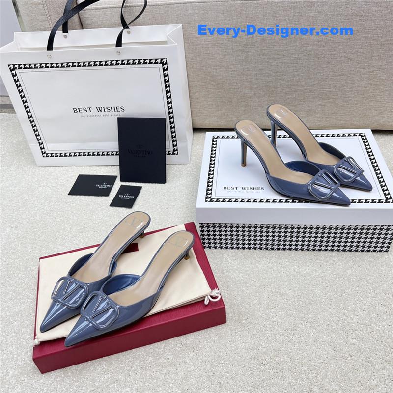 Va1e*ntin0 latest v logo buckle back air slippers