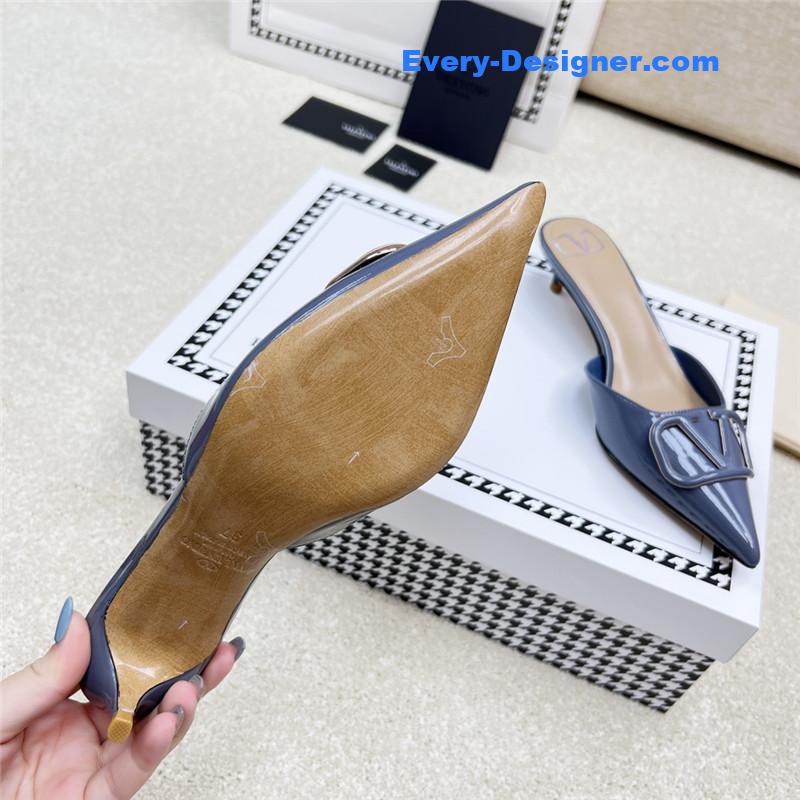 Va1e*ntin0 latest v logo buckle back air slippers