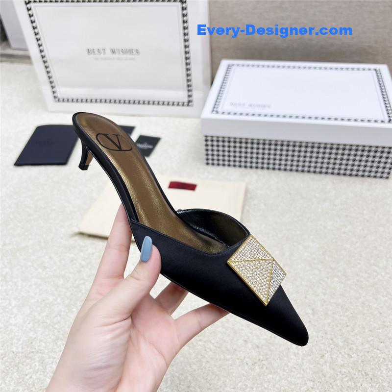 Va1e*ntin0 latest v logo buckle back air slippers