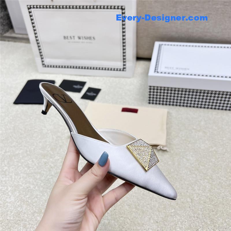 Va1e*ntin0 latest v logo buckle back air slippers