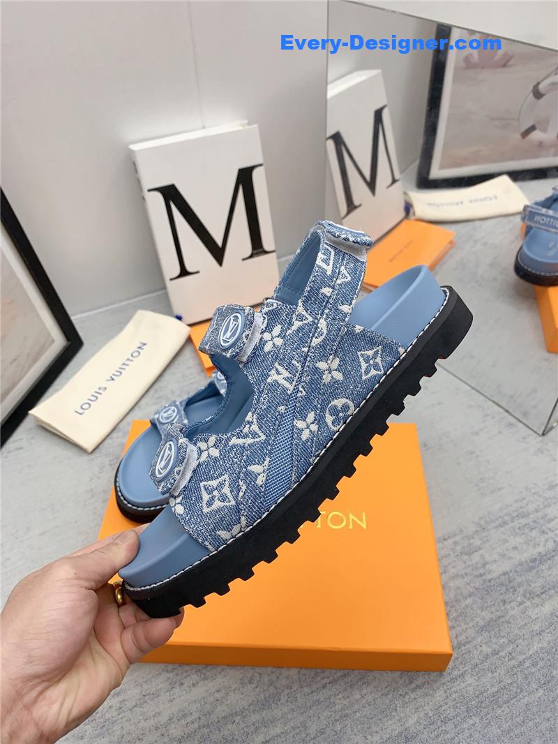 l0vis Vvtt0n blue monogram denim paseo flat sandals