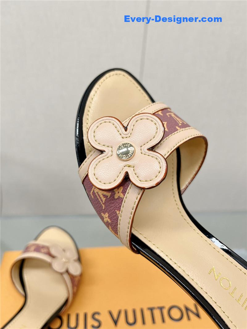 l0vis Vvtt0n lv sunflower slippers