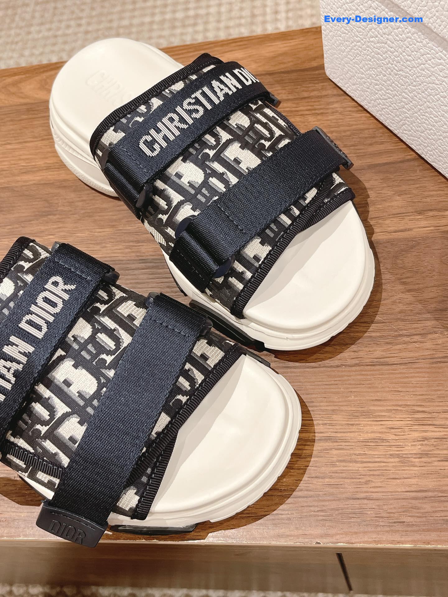 D10r spring and summer new thick-soled beach slippers