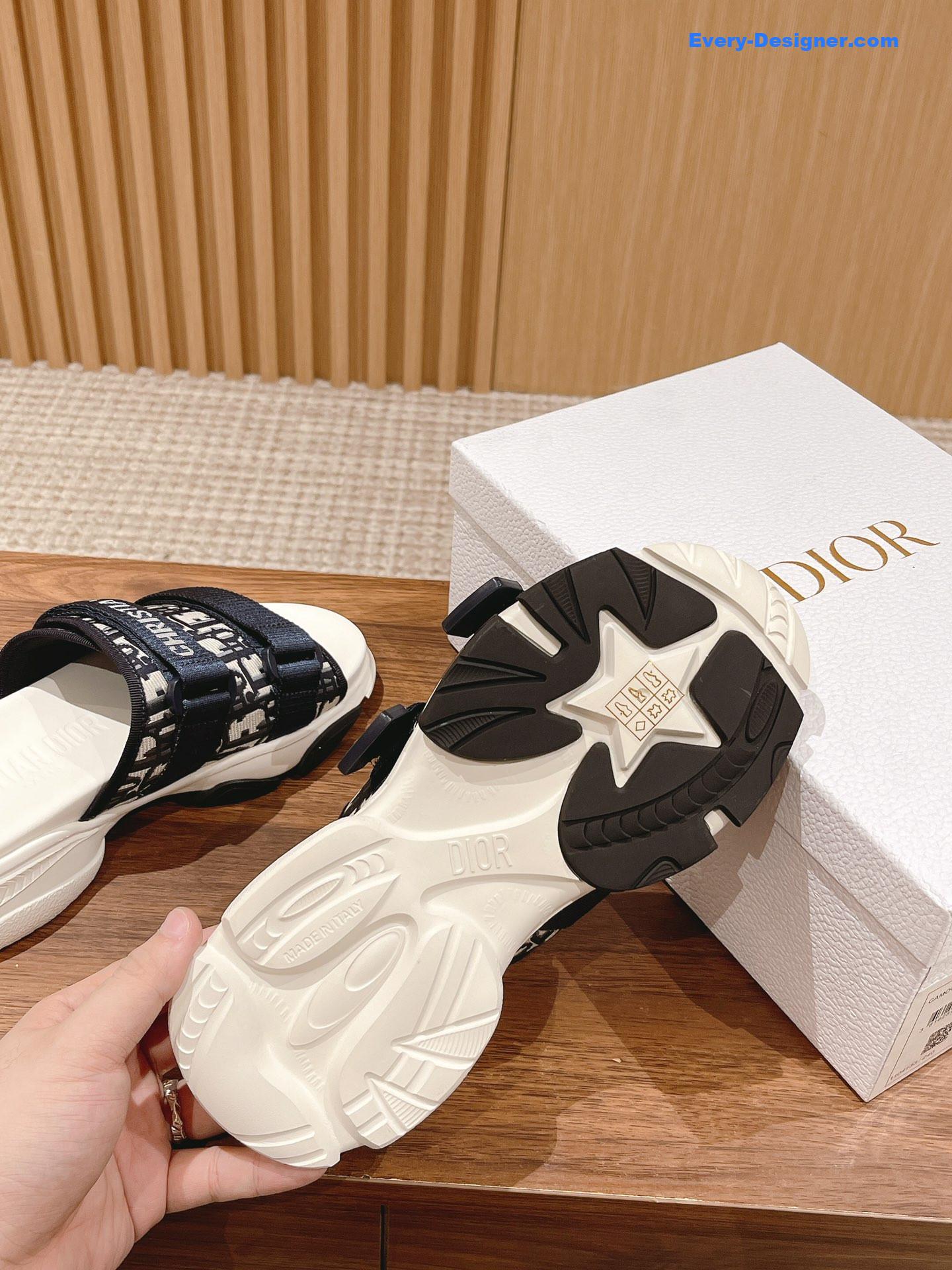 D10r spring and summer new thick-soled beach slippers