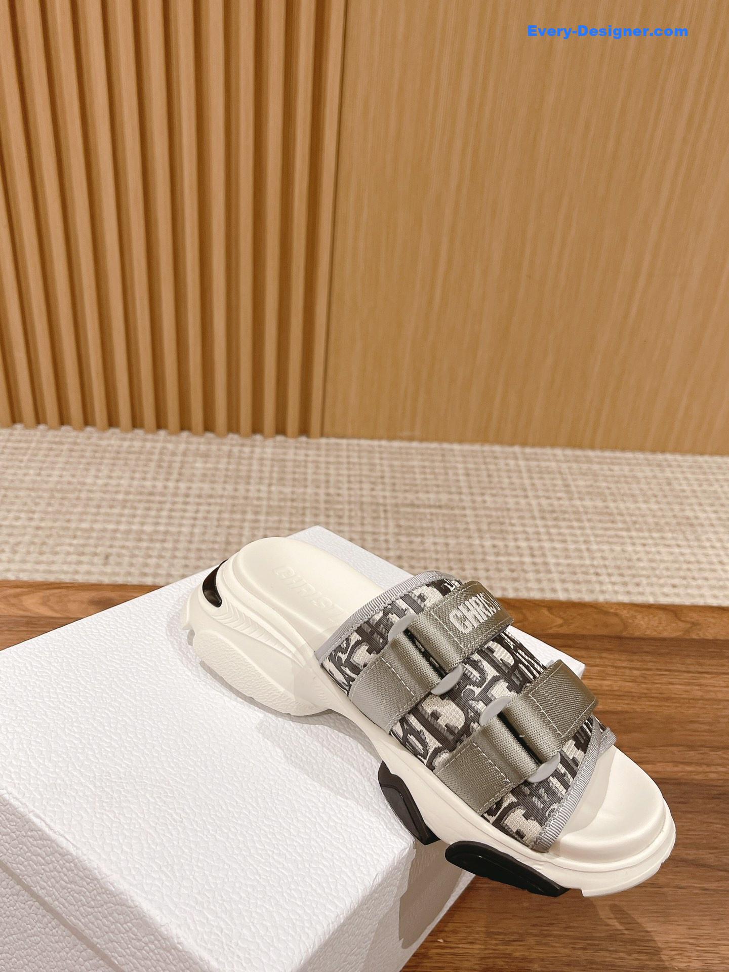 D10r spring and summer new thick-soled beach slippers