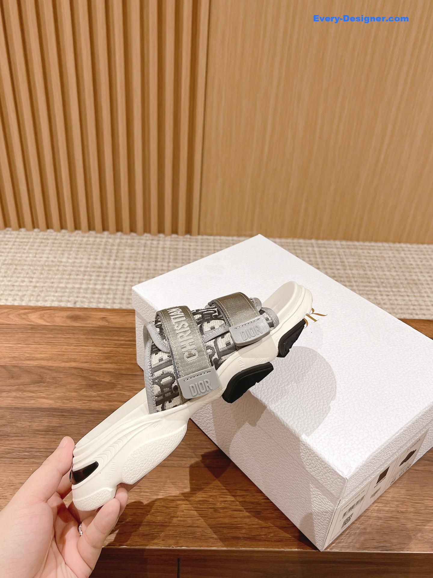 D10r spring and summer new thick-soled beach slippers