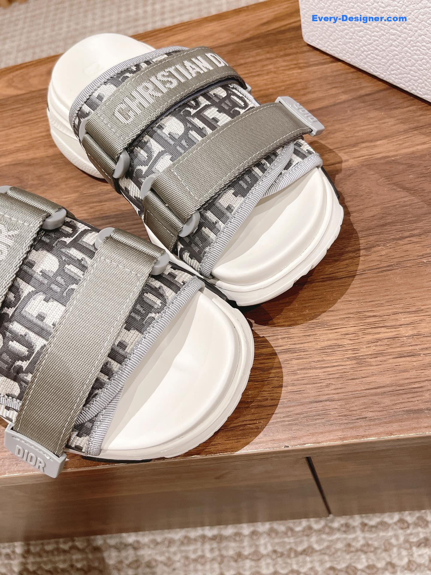 D10r spring and summer new thick-soled beach slippers