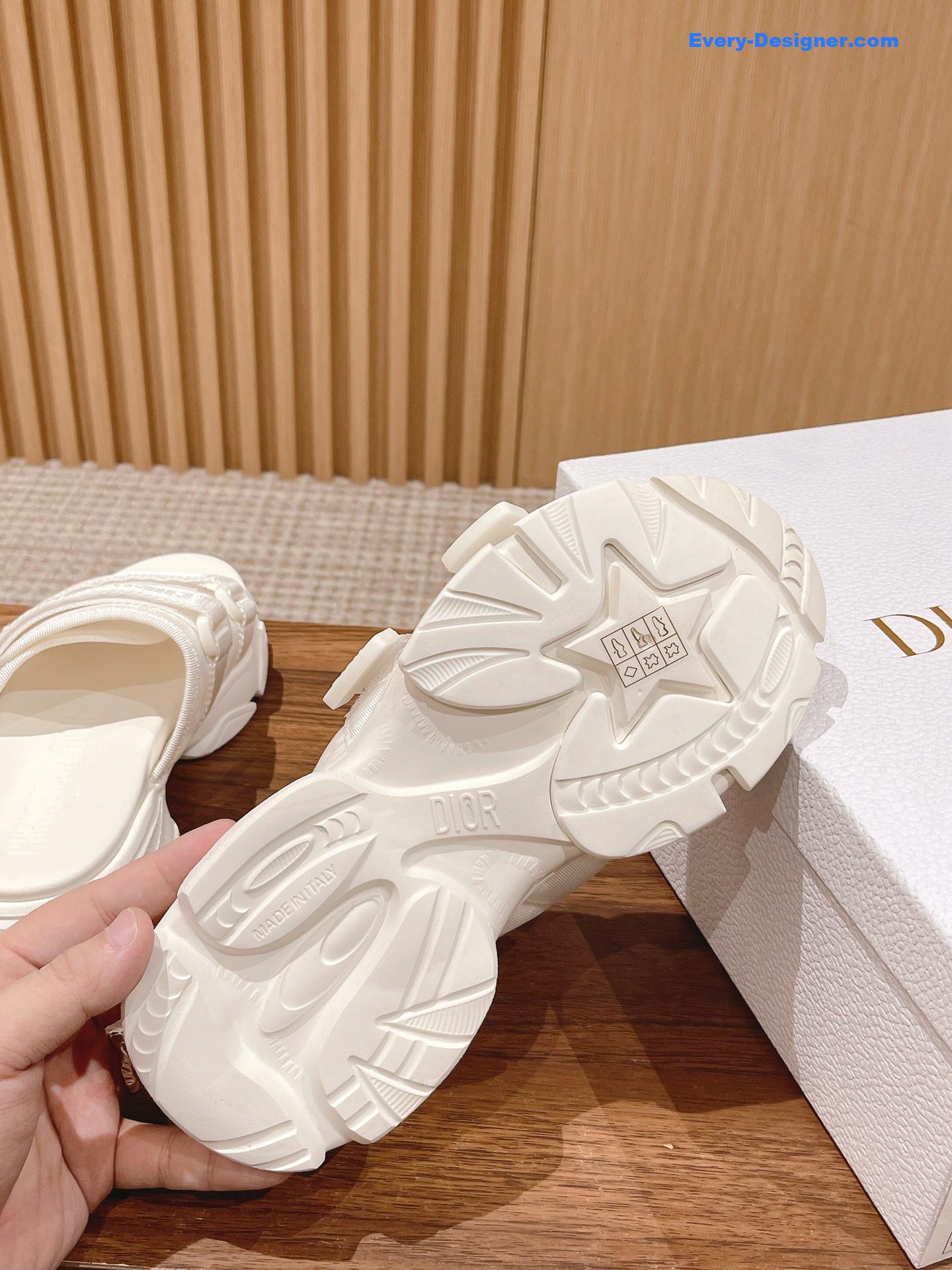 D10r spring and summer new thick-soled beach slippers