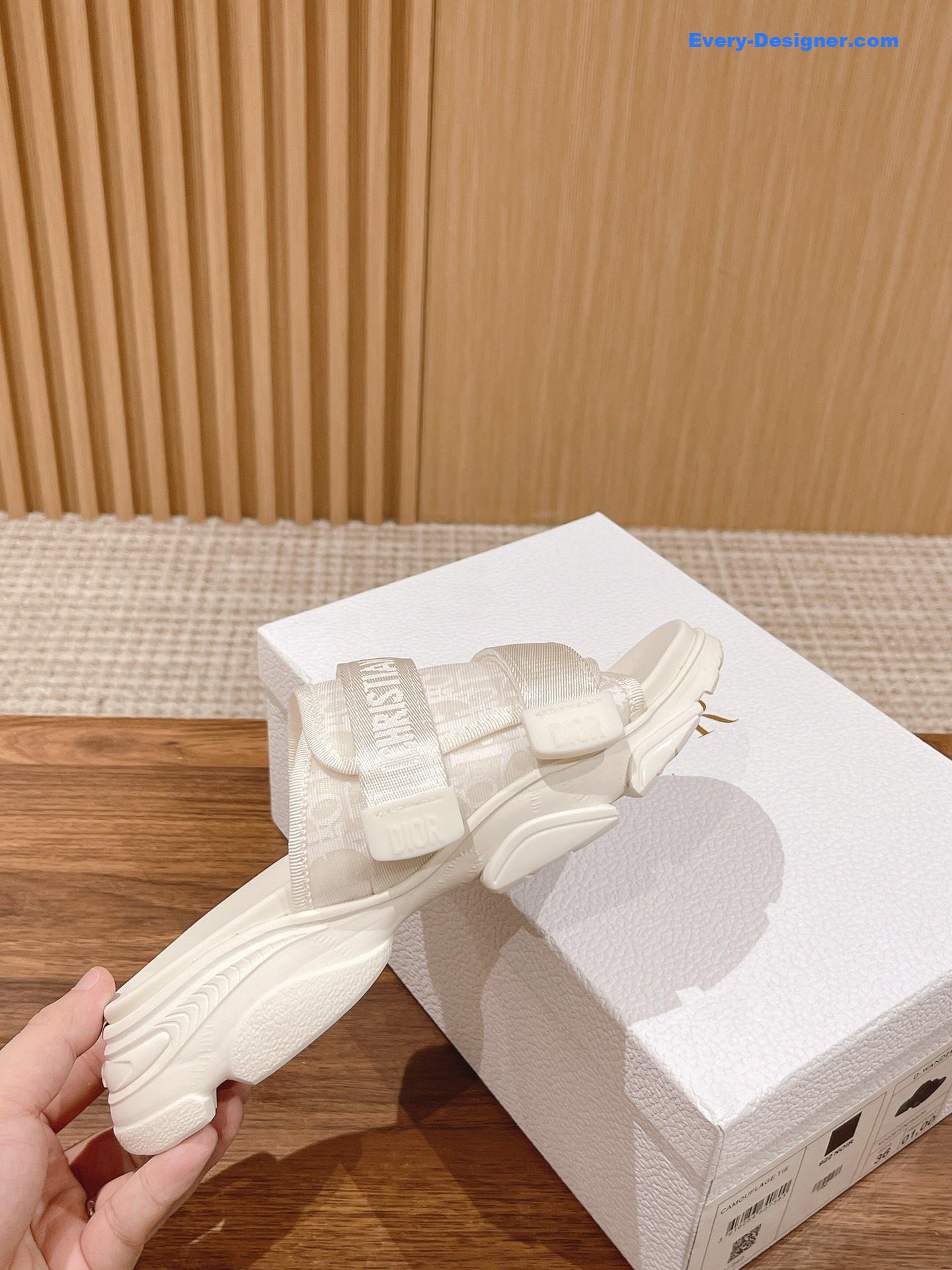 D10r spring and summer new thick-soled beach slippers