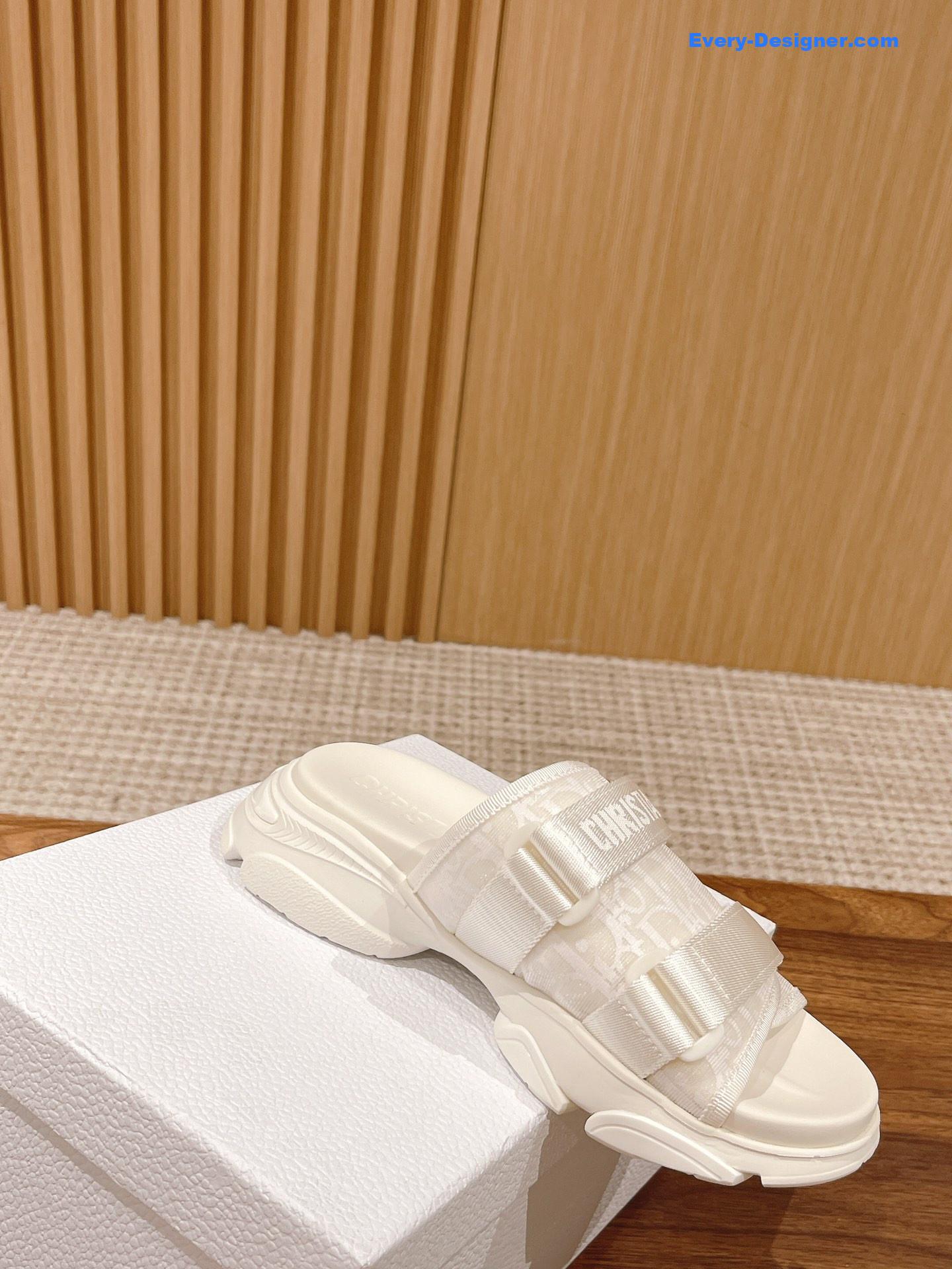 D10r spring and summer new thick-soled beach slippers