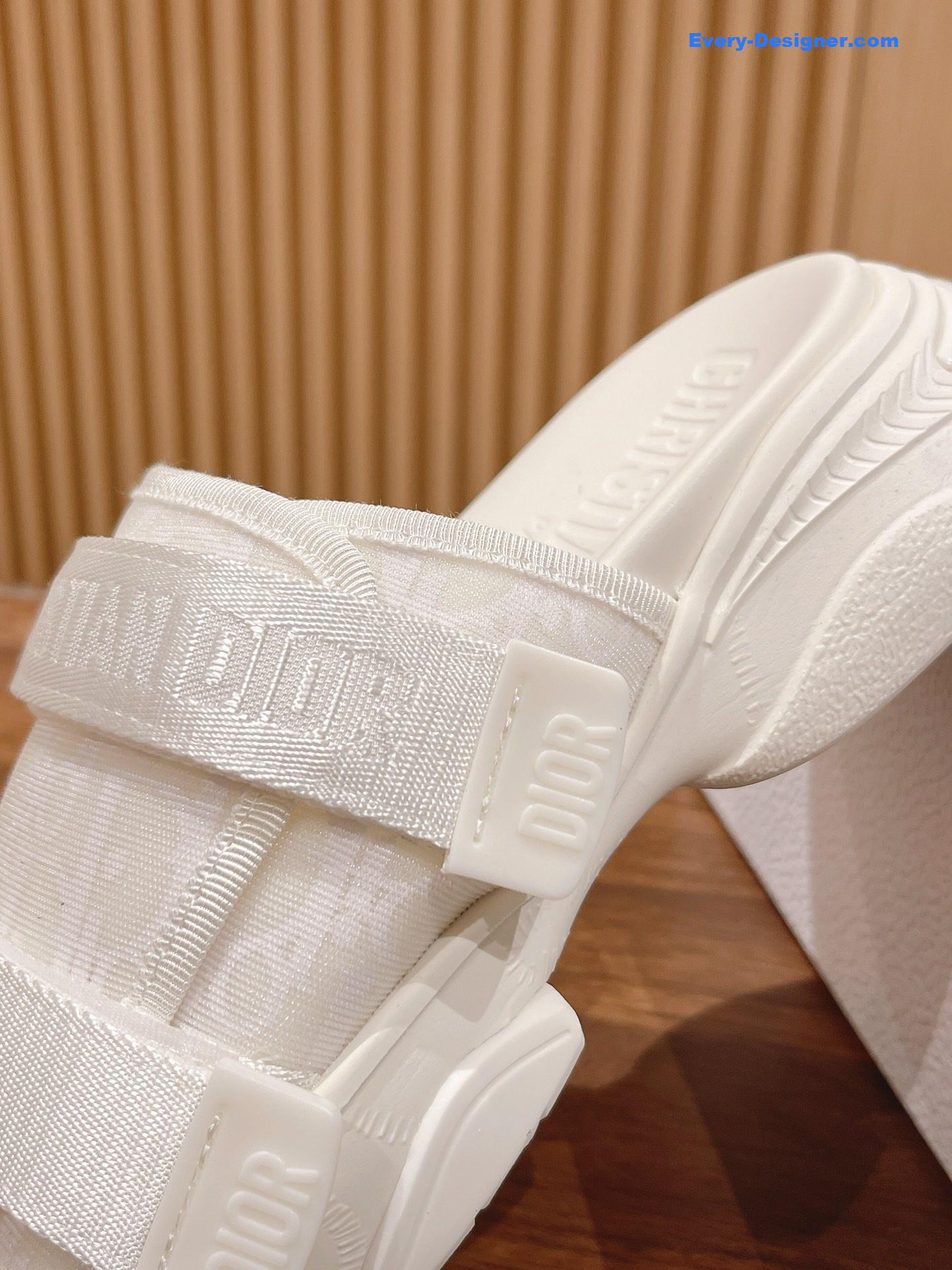 D10r spring and summer new thick-soled beach slippers