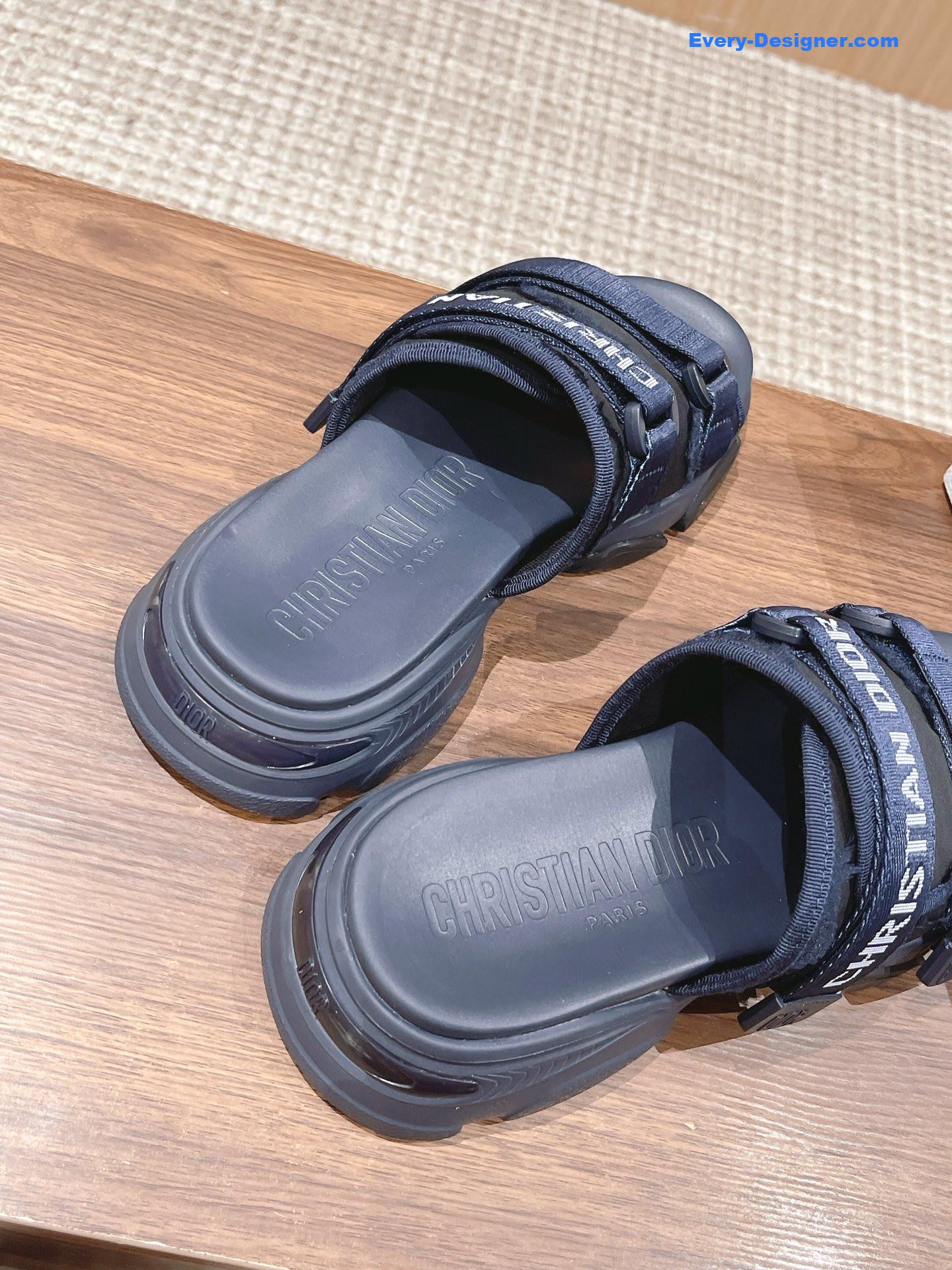 D10r spring and summer new thick-soled beach slippers