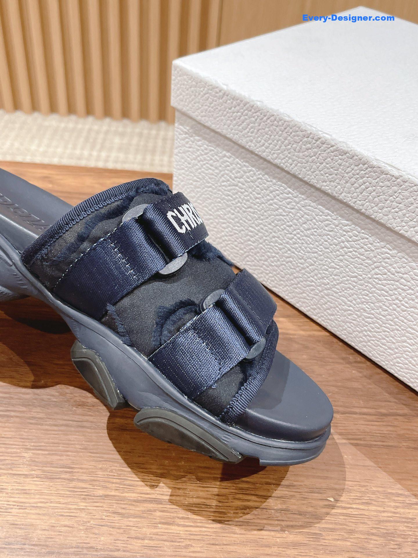 D10r spring and summer new thick-soled beach slippers