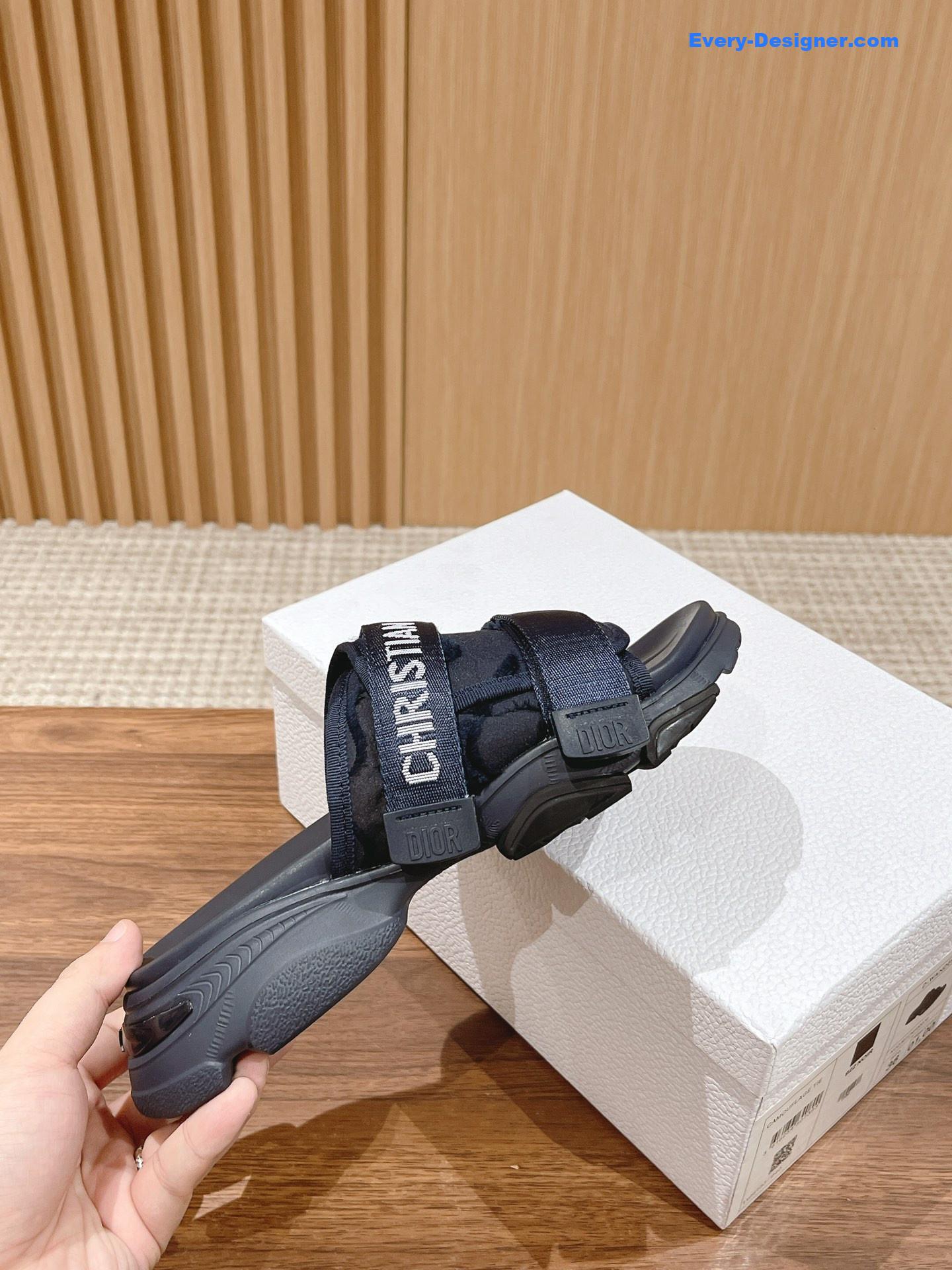 D10r spring and summer new thick-soled beach slippers